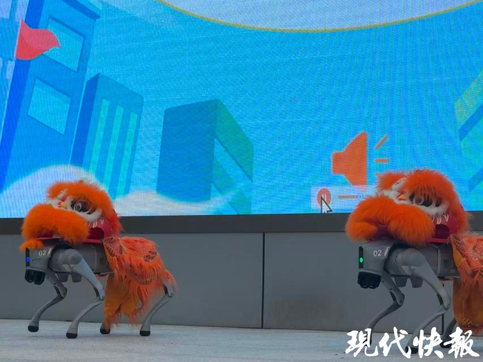 南京市长江路小学开学典礼上机器狗“舞狮”
